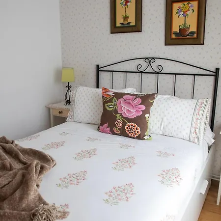 Hébergement de vacances Charming House In Teo With Balcony And Parking Included *