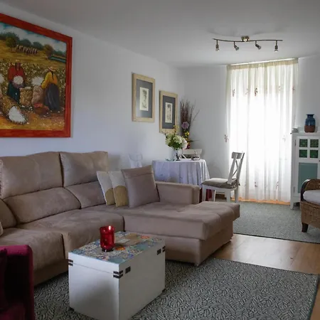 Hébergement de vacances Charming House In Teo With Balcony And Parking Included *