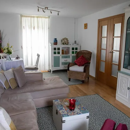 Hébergement de vacances Charming House In Teo With Balcony And Parking Included Rua De Francos
